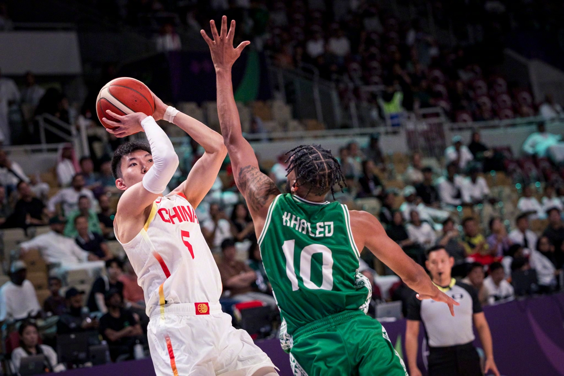 广东男篮决赛小胜曼联，郑钦文砍下22记关键球，全场沸腾的简单介绍